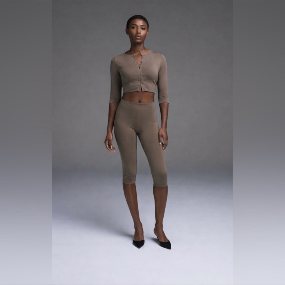 SKIMS NWT Smooth Lounge Capri - Truffle